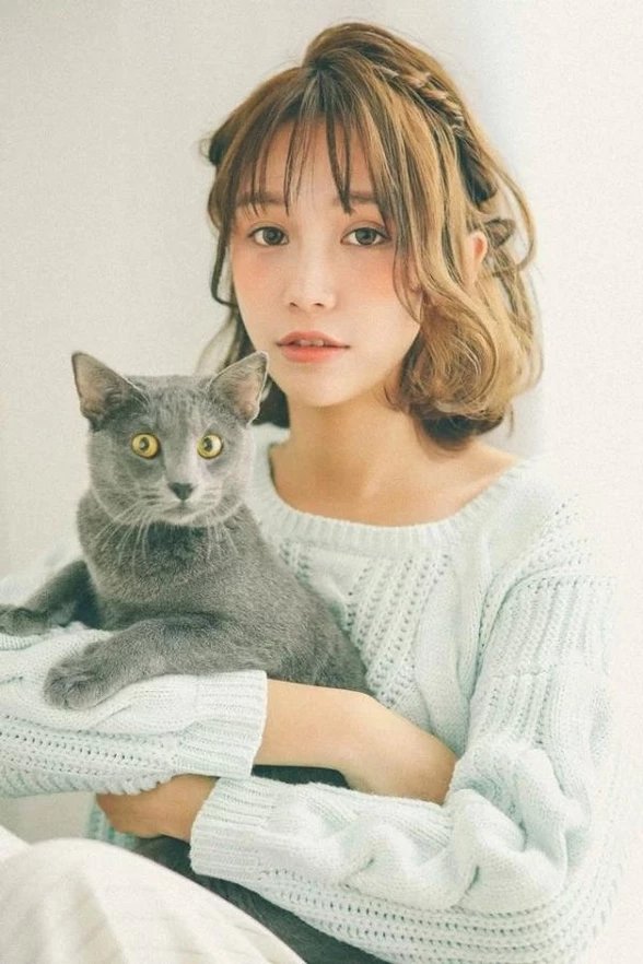日系短发少女和猫咪玩耍唯美个人摄影