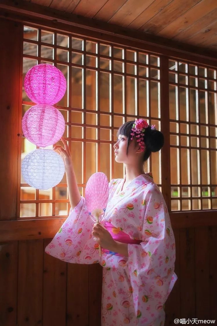 90后日本美女粉色和服个人写真摄影图片