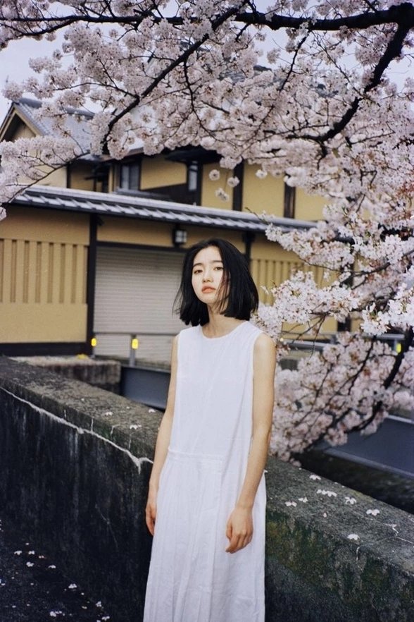 日本美女白裙樱花唯美小清新个人写真