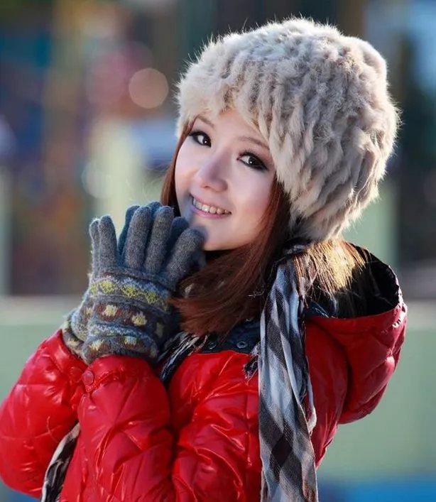 戴帽子的清纯红衣美女冬日唯美写真照片