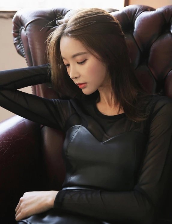 韩国性感美女超短皮裙黑丝袜图片