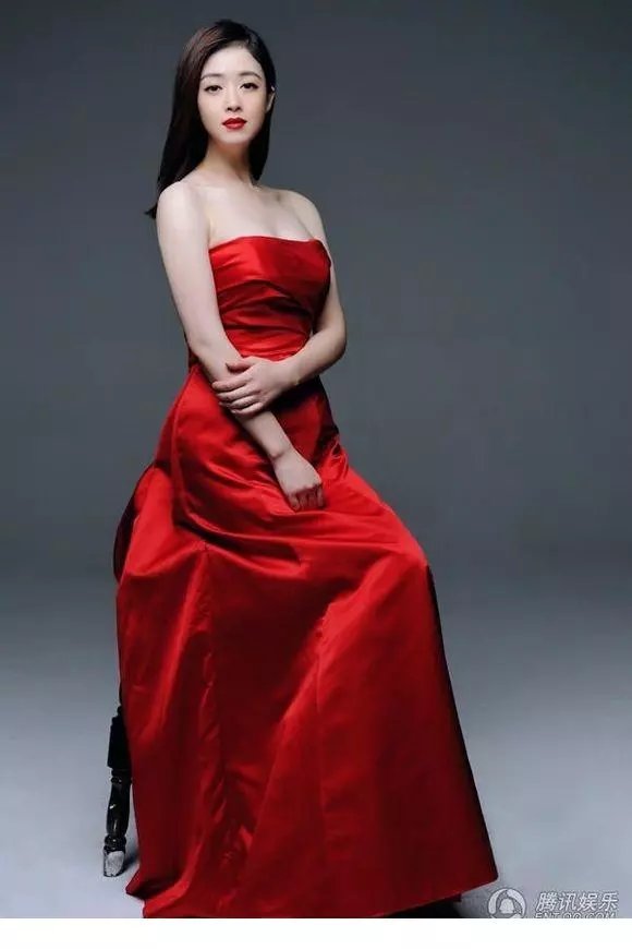 中国美女明星蒋欣气质红裙写真美照
