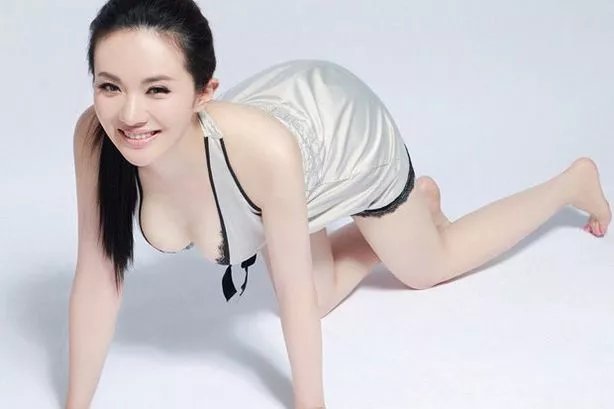 中国气质美女明星孟茜低胸美裙写真