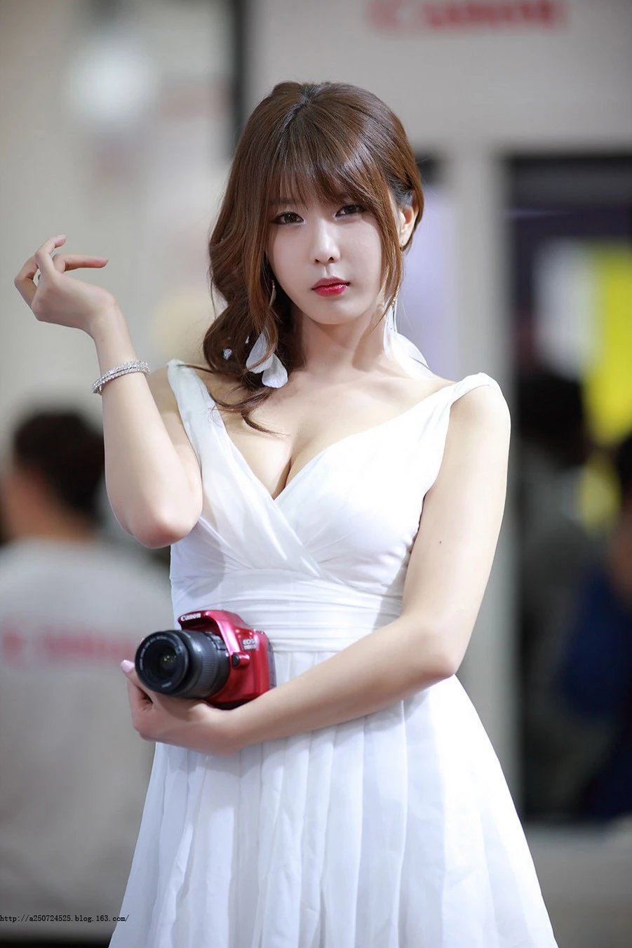 美女模特许允美低胸白裙性感写真