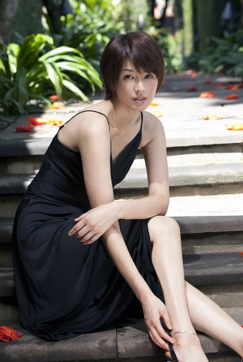 日本短发美女模特吉瀬美智子迷人写真