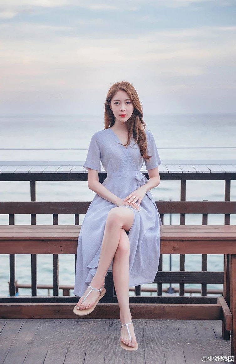 清纯漂亮的韩国美女气质长裙海边写真
