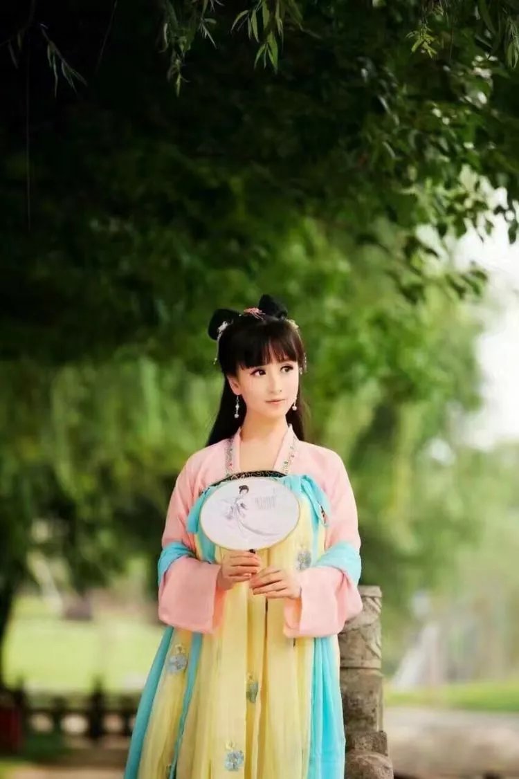 中国古装汉服美女唯美动人户外写真图片
