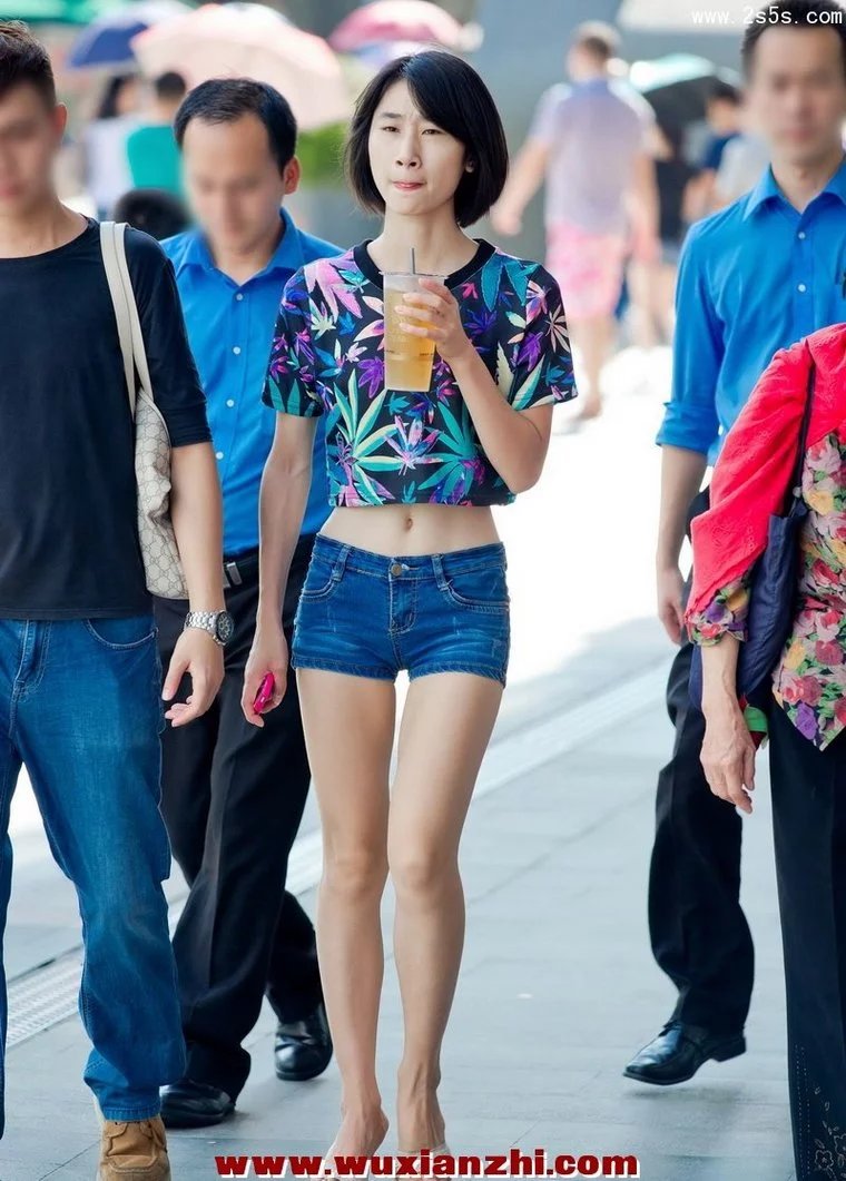 上海街拍牛仔短裤美女细腰美腿迷人照