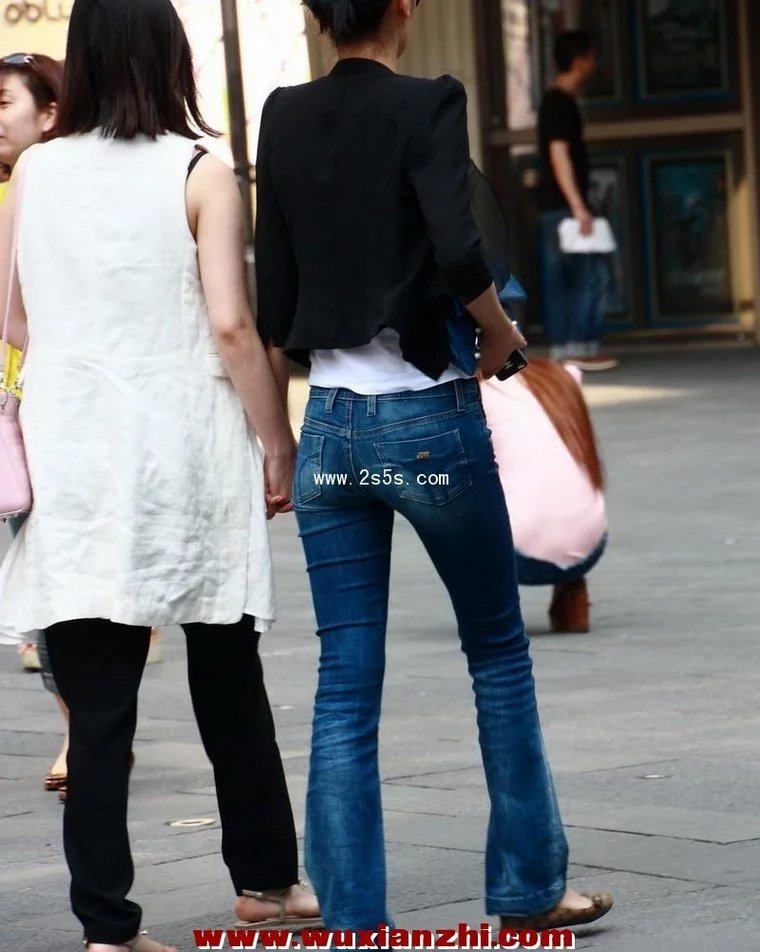 上海街拍紧身牛仔裤美女极品美腿照片