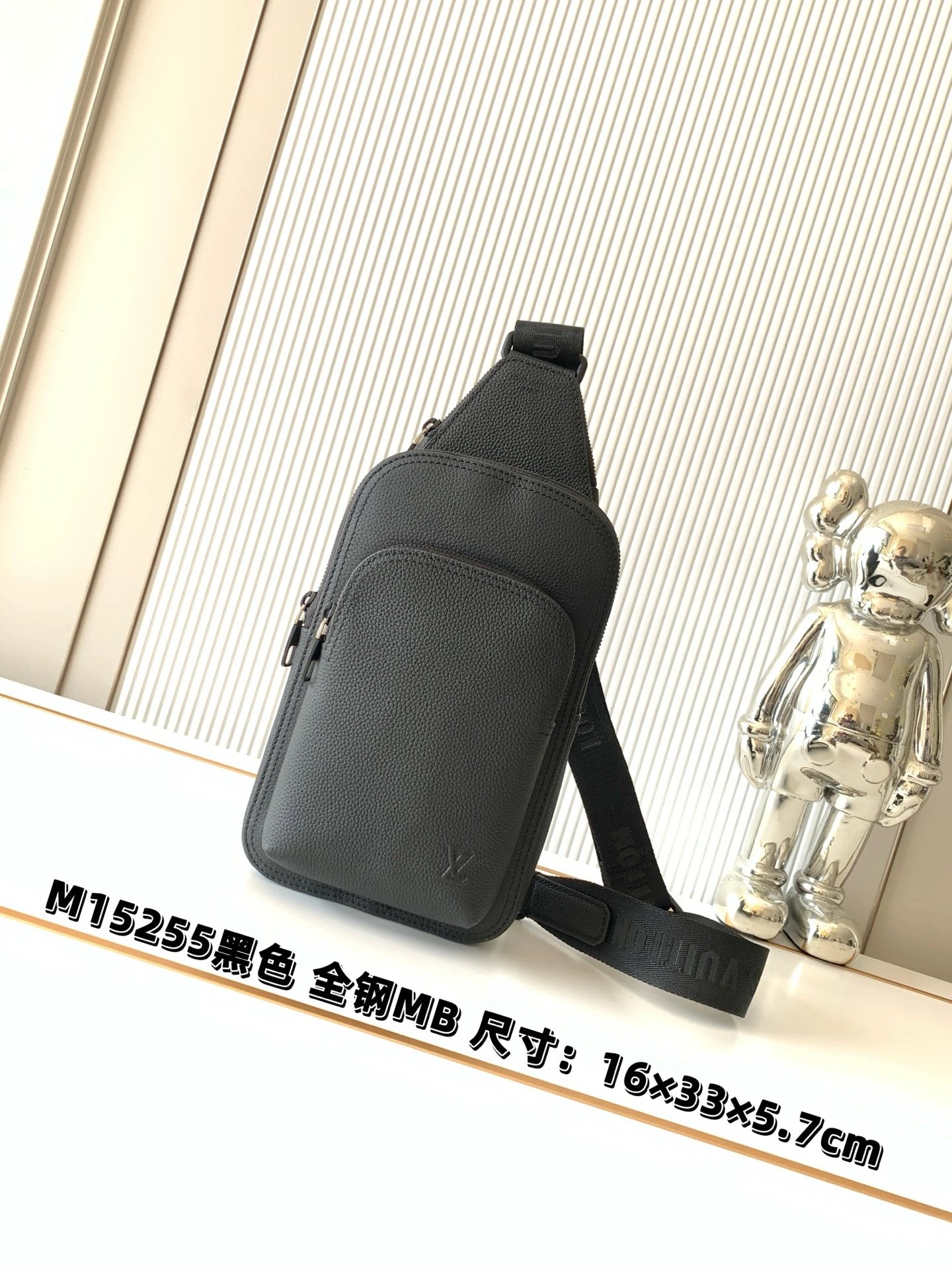 P 全钢五金 MB163c01变码芯片 特级配全套包装 款号M15255黑色 兼具优异耐久性和柔韧性的皮革“Avenue Sling Bag PM”
