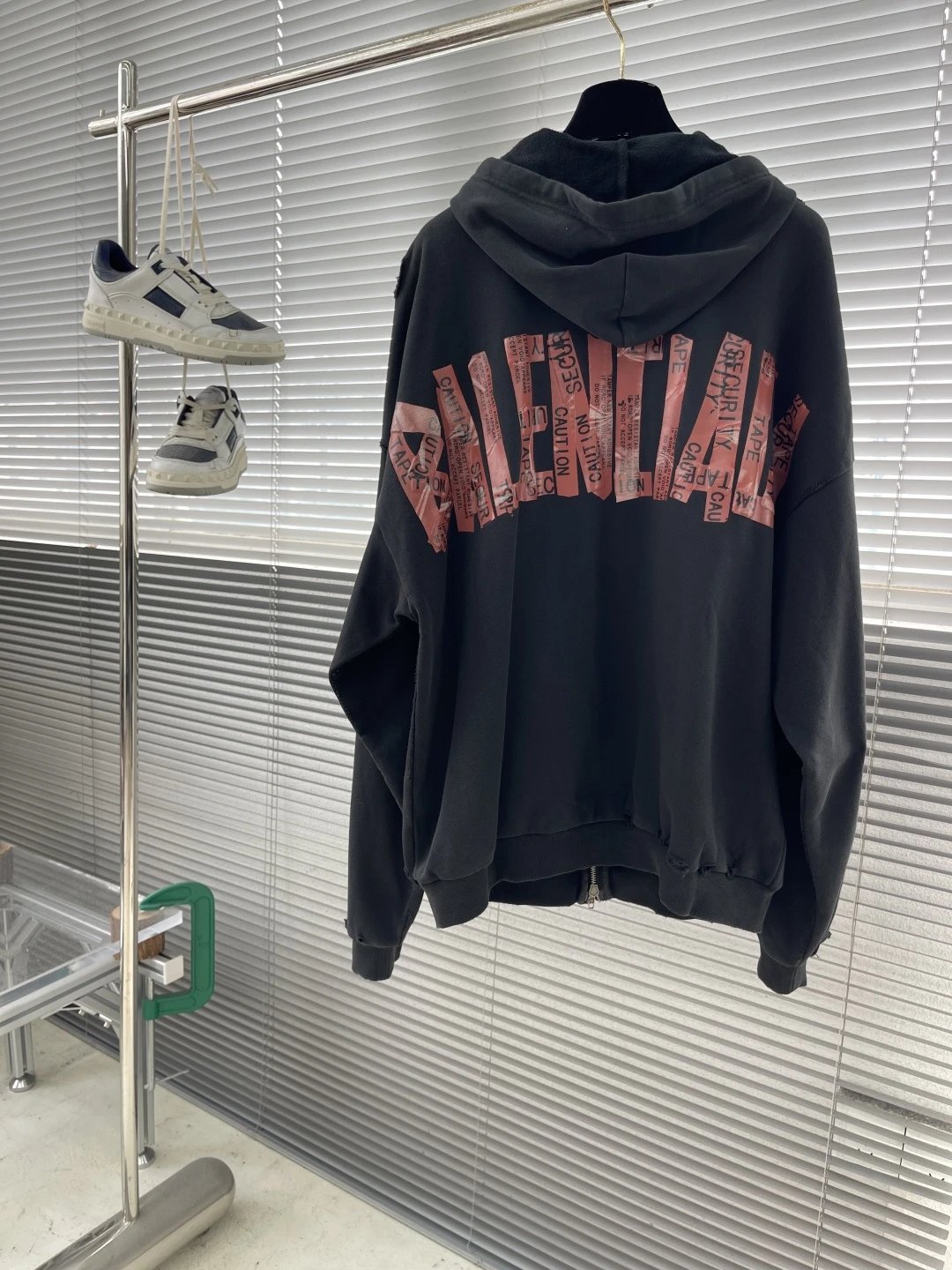 -Balenciag 字母胶带拉链外套 定制蜜棉云絮柔绒雅致料 质感卓越 舒适贴肤 以浓郁而纯粹的洗水黑为主基调 富有内涵 舒适贴肤 前幅同质化clean fit呈现 磨破的痕迹若隐若现 洗水黑的冷峻