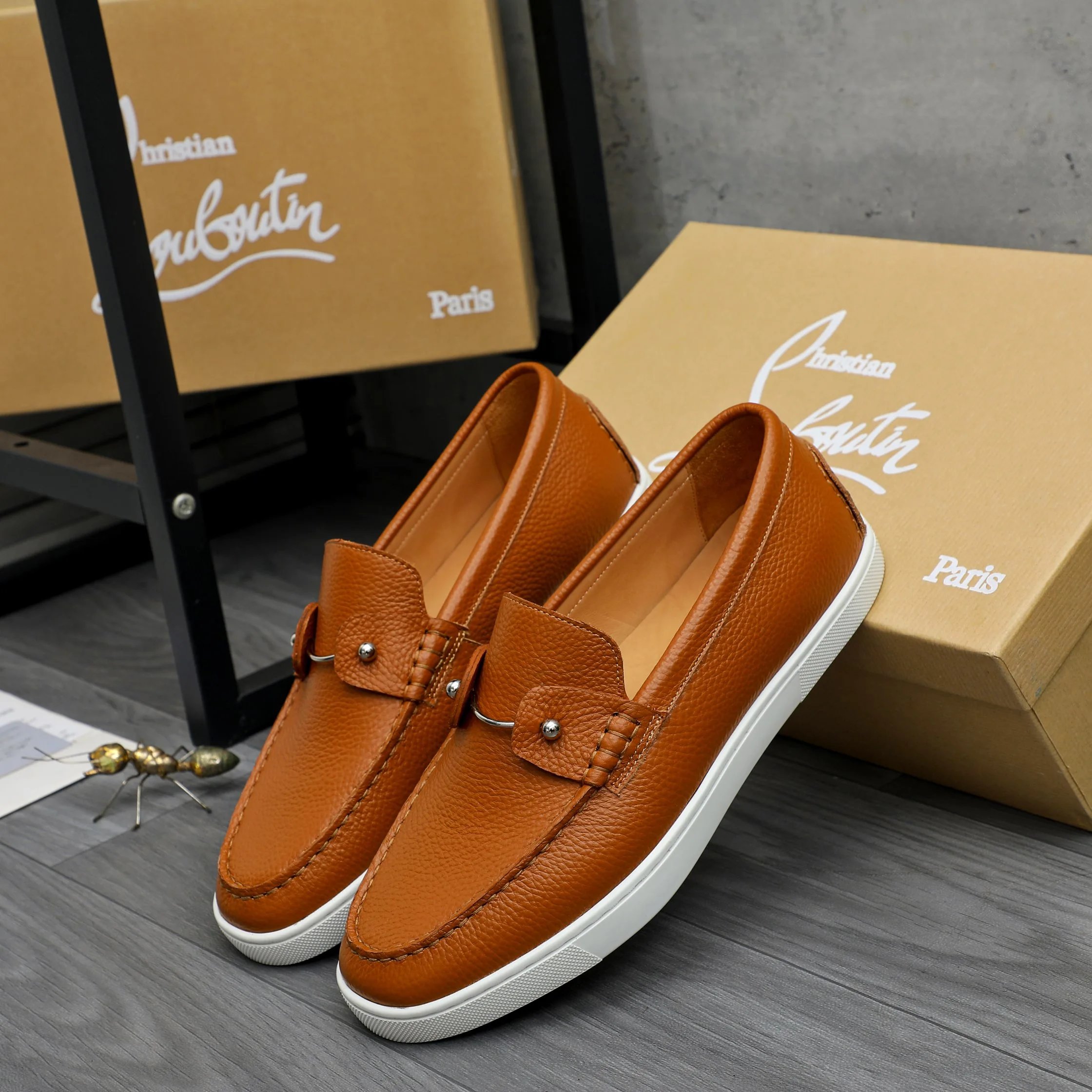Christian Louboutin（克里斯提·鲁布托）简称为CL 休闲乐福鞋 正码 商品材料：荔纹牛皮鞋面 皮内里 原版橡胶大底