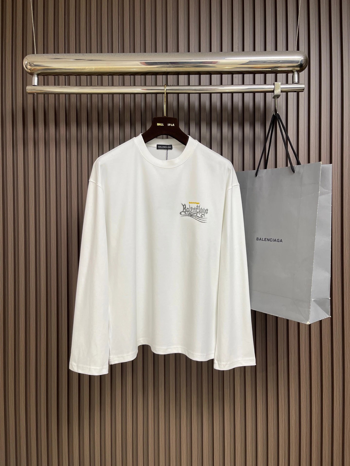 Balenciaga 涂鸦logo标识印花长袖T恤，定织定染面料、面料采用进口机器织造而成，布面纹路的独特性创造出完美的成衣效果面料采用净布260克重；搭配320克1*1罗纹，4色环保定染面料、螺纹同