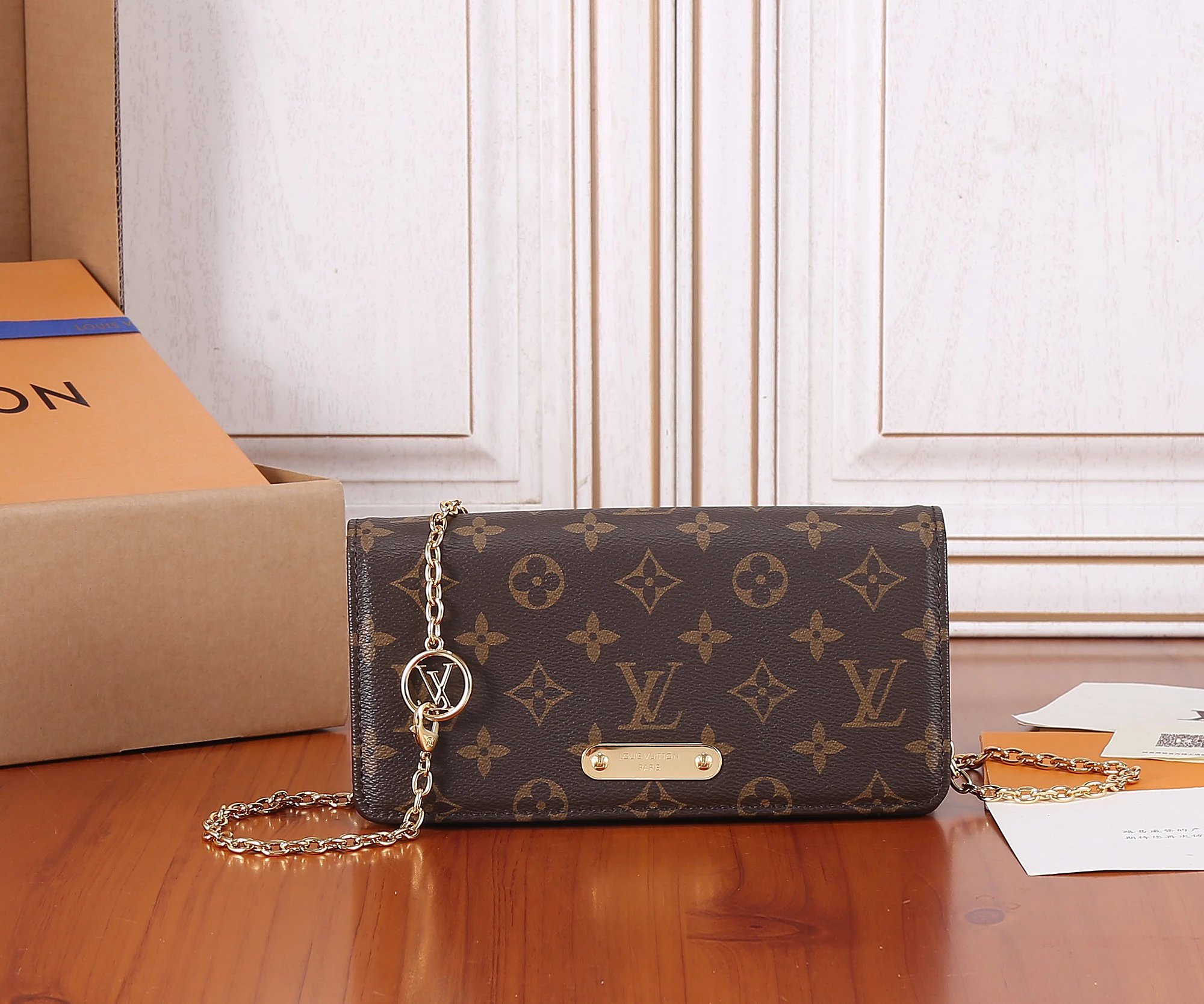 163C01动态芯片 顶级原单，开发Lily wallet on chain取材Monogram帆布 钱夹结合了时尚的长方形和微妙的复古外观