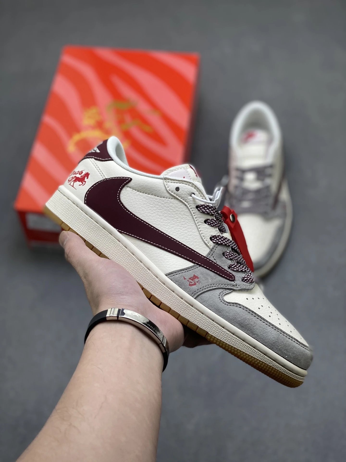 特 乔丹Fragment x Travis Scott xDior Air Jordan 1 Low 三方联名倒钩，整双鞋以全荔枝皮打造，腰身搭配白色「倒勾」，再点缀上Travis Scott 标志性