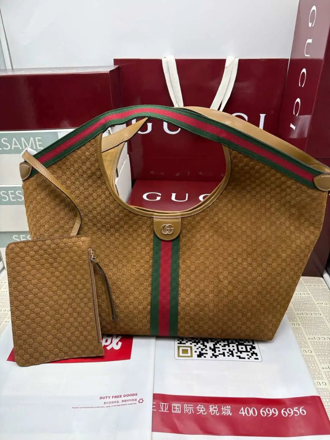Gucci Giglio系列大号托特包 853971 商品详情 Gucci Giglio系列全新亮相佛罗伦萨2026早春时装秀，致敬品牌意式根源，融合隽永传承与革新精神