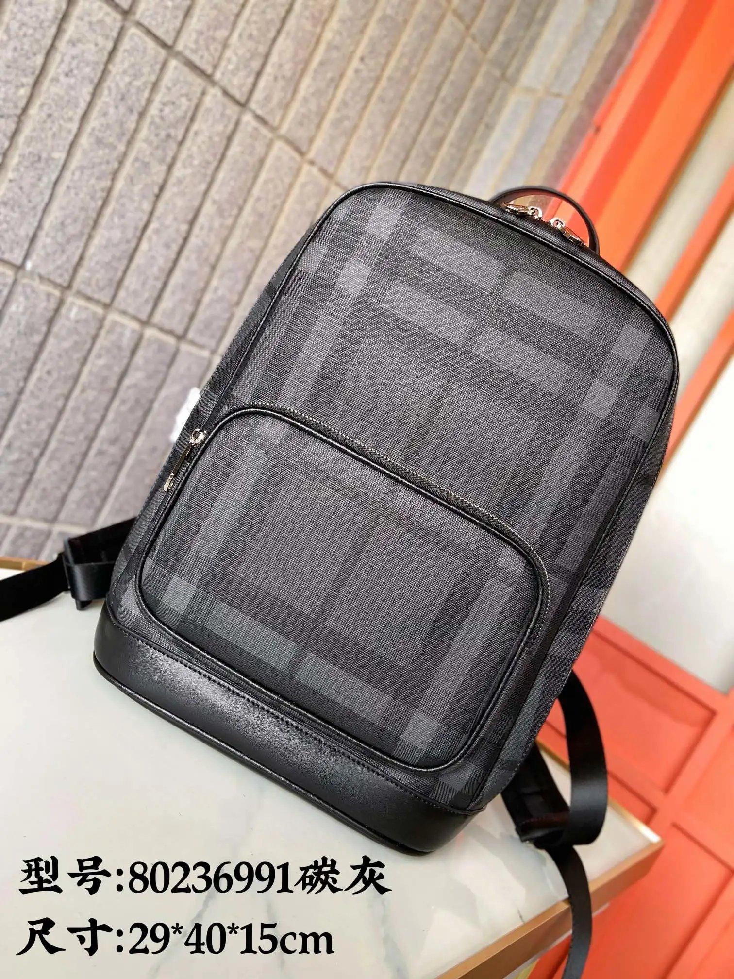 Burberry 巴宝莉 80236991 印花双肩包 男女通用背包 书包 经典Logo搭配原厂工艺材质 休闲百搭 采用精湛镶嵌细工，实物拍摄 原厂原版面料 配送小票 防尘袋 29*40*15