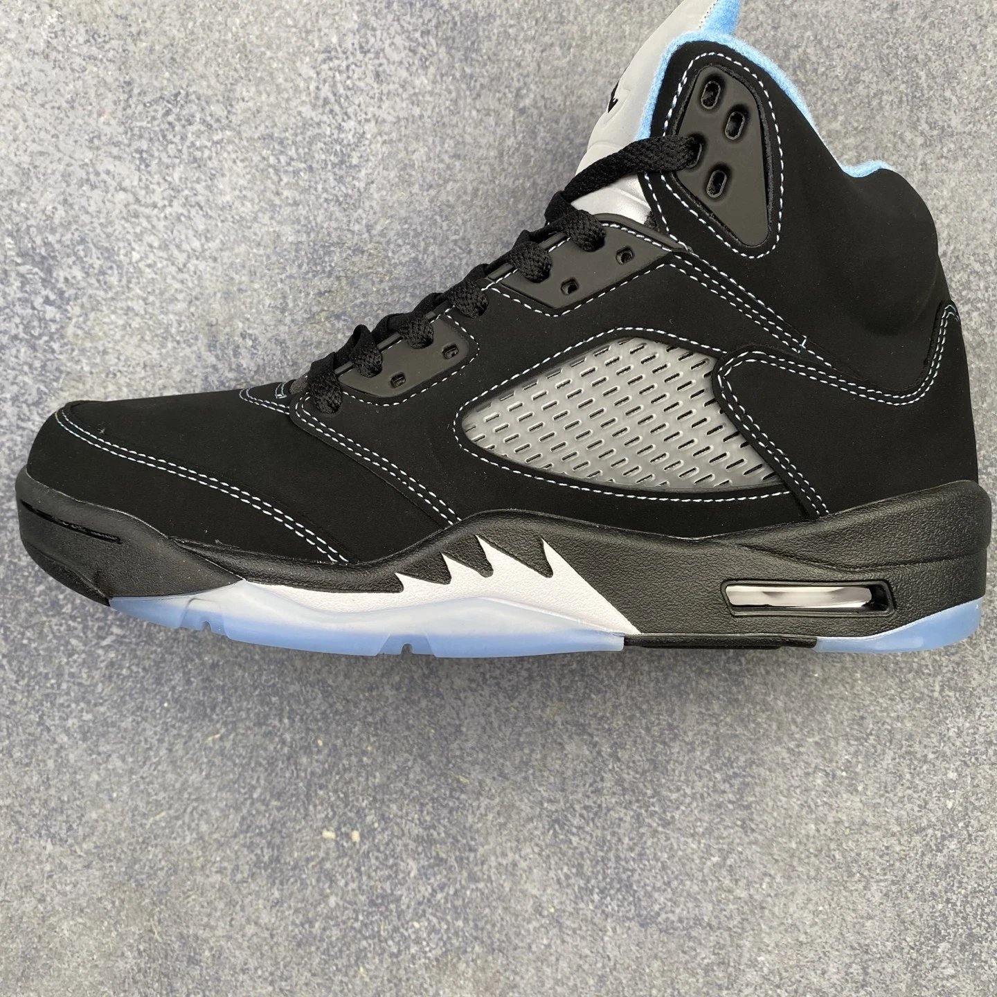 支持放店 Jordan Air Jordan 5 Retro 中帮篮球鞋 2021年版 黑红公牛 鞋面整体采用了皮革面料打造，配色方面以白色示人，整体颜值还是非常不错的！鞋身侧面的透气网格使用白色呈现
