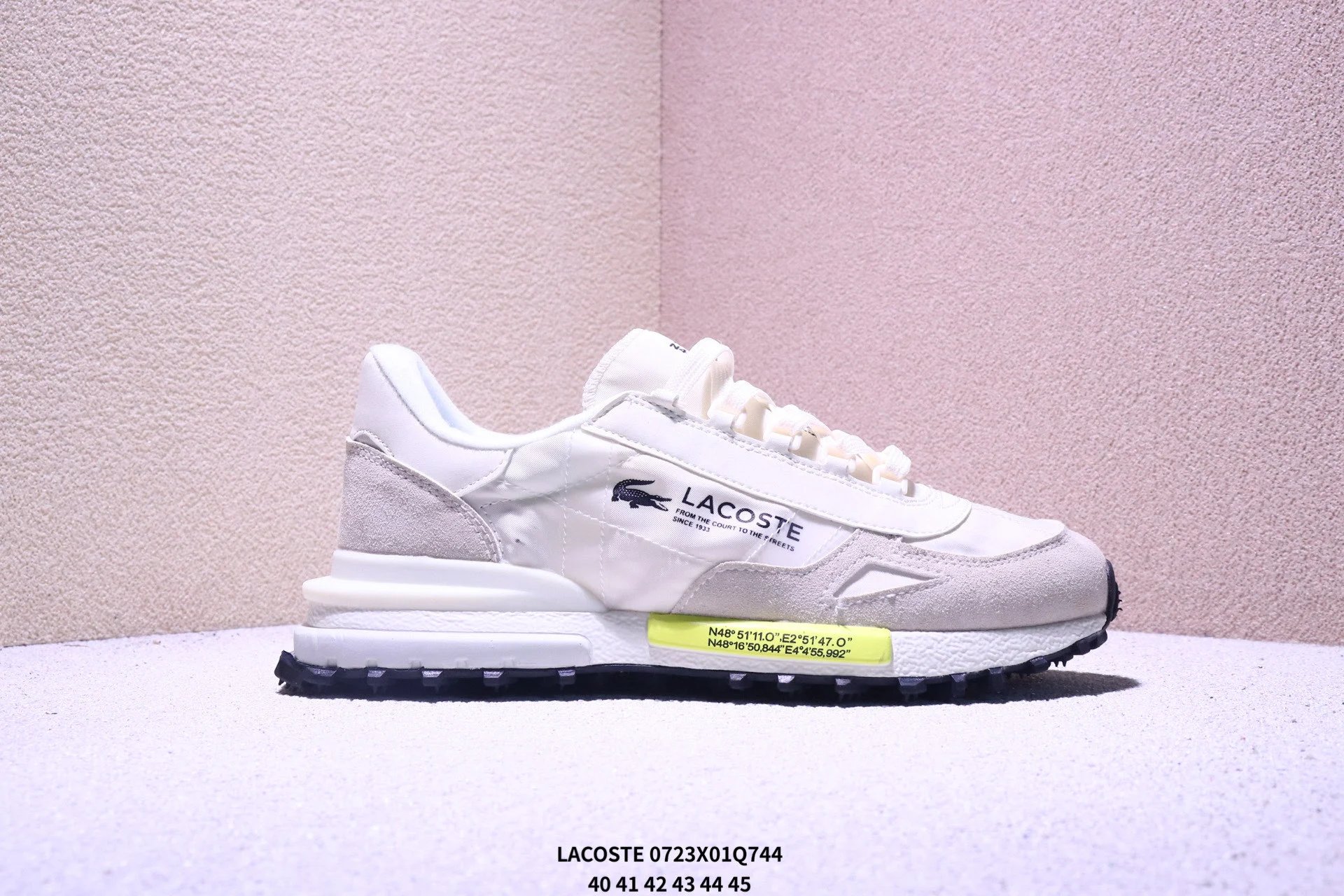 LACOSTE法国鳄鱼 织物 时尚拼色 低帮 生活休闲鞋 LACOSTE风格源于体育运动的优雅风范 既可以在球场上穿着 也适合日常生活的优雅服装—源自体育运动的优雅风范 绝对现代的时尚形象 LACOS