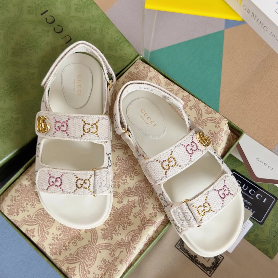 支持退换 ，最新顶级版本Gucci沙滩凉鞋，高端尖货！原版，现代设计美学探索独特匠心之路，巧妙融合品牌经典元素与备受喜爱的品牌标识