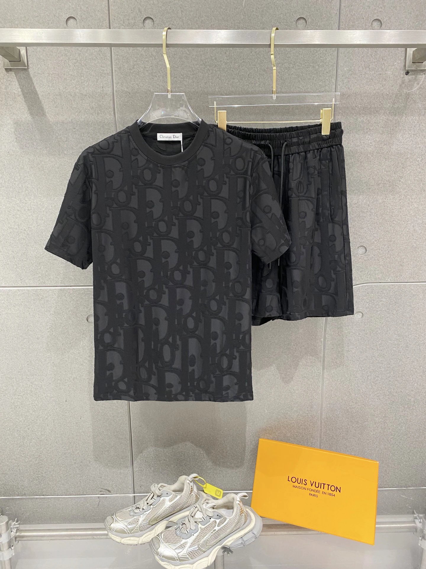 迪奥 Dior 2026ss春夏新款 休闲 短袖 短裤裤 套装，高端版本！定制面料 透气舒适度高，细节无可挑剔，品牌元素设计理念，体现高品质