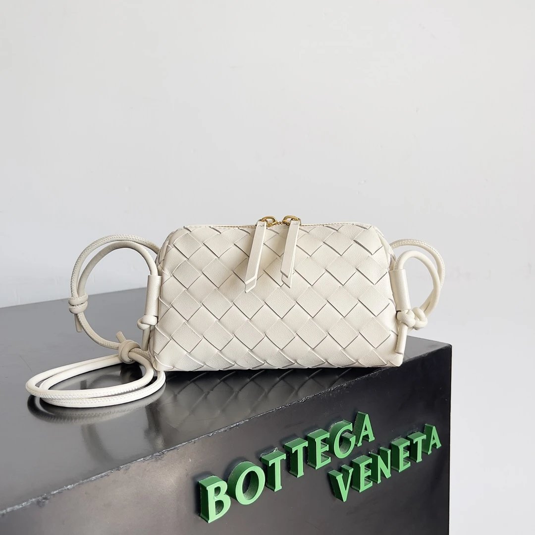 BV新款 迷你包天花板 Bottegaveneta 新款Concert uch包包小小容量大大 可以放下o max手機團肩帶可調節斜背 單肩背性價比超高 秋季最