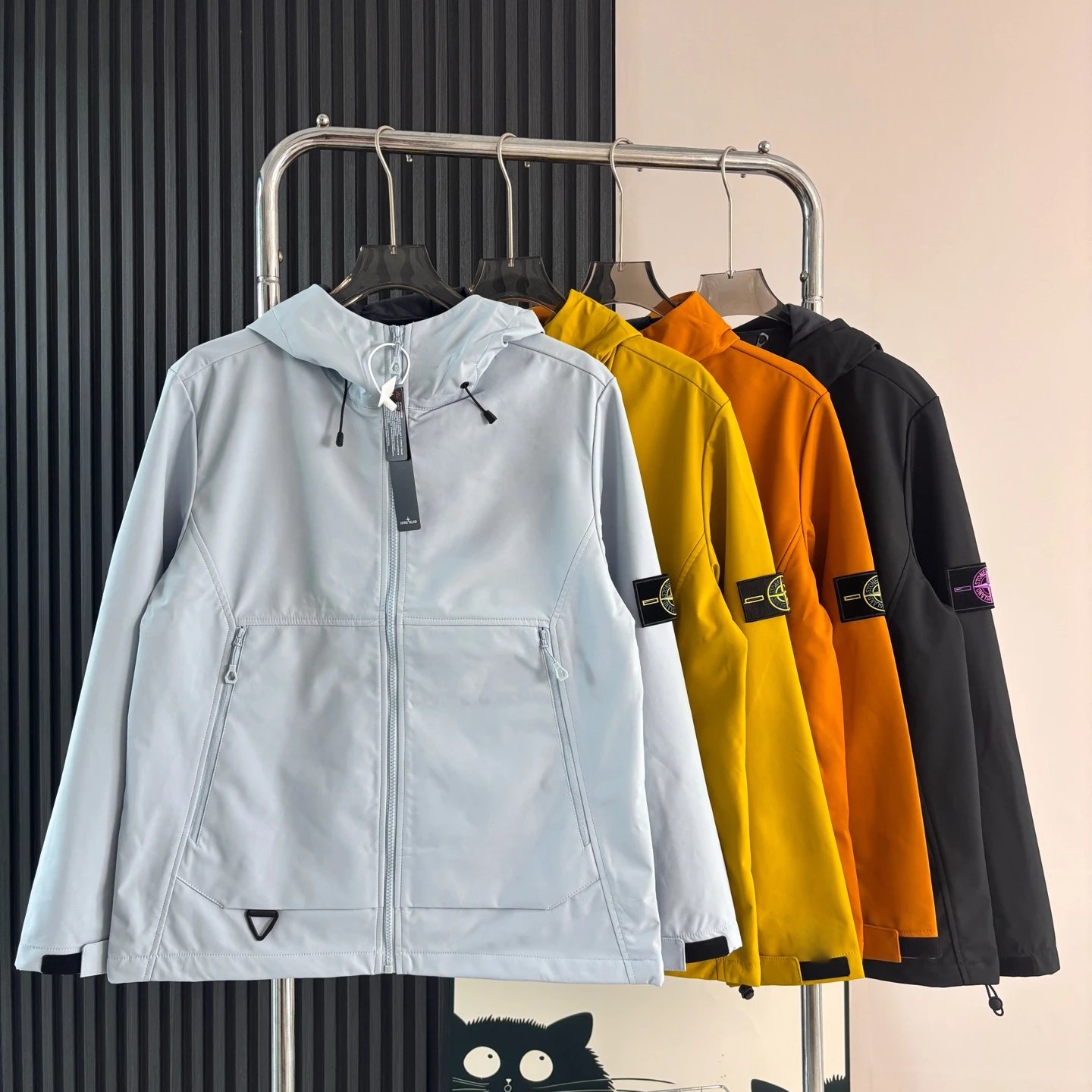 Stone Island石头岛连帽户外软壳冲锋衣外套 面料采用高品质优质三防软壳冲锋衣面料 多处机能拉链设计 整件二本针走线 机能工装日系风十足 当季必备 版型