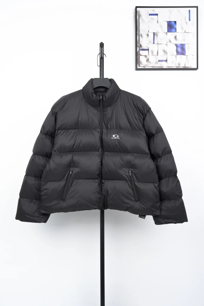 高定380 Balenciaga巴黎世家 环形刺绣短款面包服 Standard轻盈科技面料 巴黎世家每年都出的经典，直接把经典二字焊在上 利落短款+蓬松面包服设