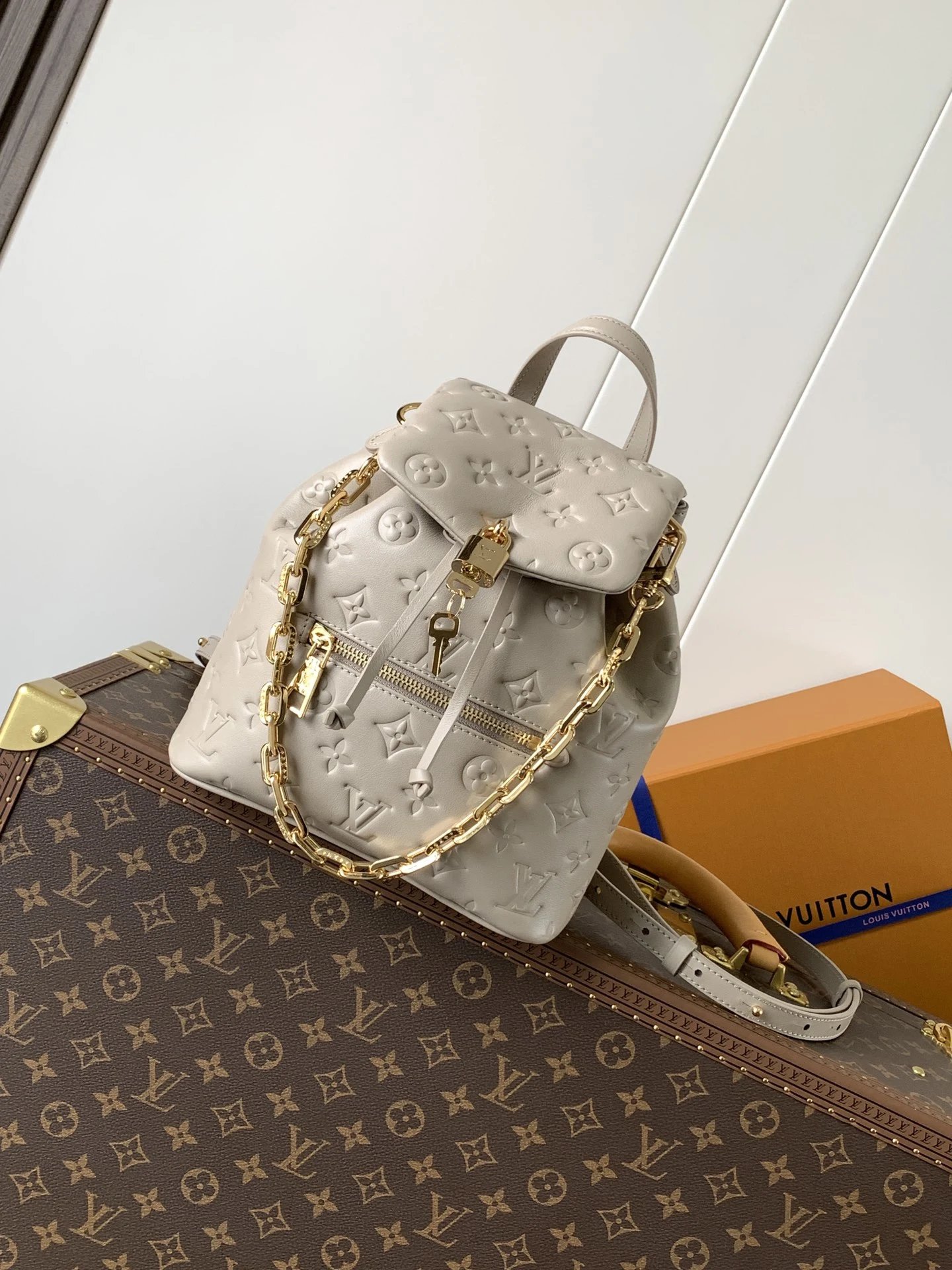 顶级原单，变码芯片 M13357 黑色 M13358 卡其 Coussin Backpack 小号手袋以双肩包构型瞩目加入 Coussin 系列，为柔软 Monogram 压纹皮革融入标志性 lv 挂