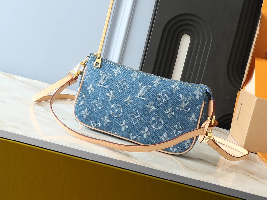 升级原版 M82962 M40712蓝色丹宁牛仔 麻将包系列 Pochettep Accessories Mila 麻将包 牛仔配饰包这款配饰包可谓永远的经典款式，它以Monogram丹宁帆布制成，适