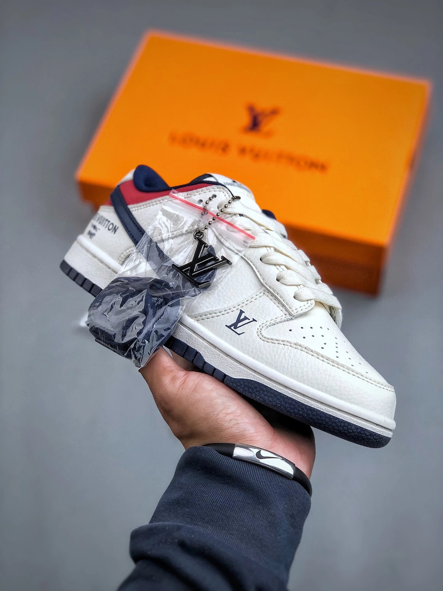 x Nike Dunk Low 米蓝红此款主张打破传统的工业化流水线设计限制，以Made by ideas的超级创意为理念，集结众多潮流设计师，结合时下最ing潮流风尚，为潮流爱好者打造彰品自我的专属
