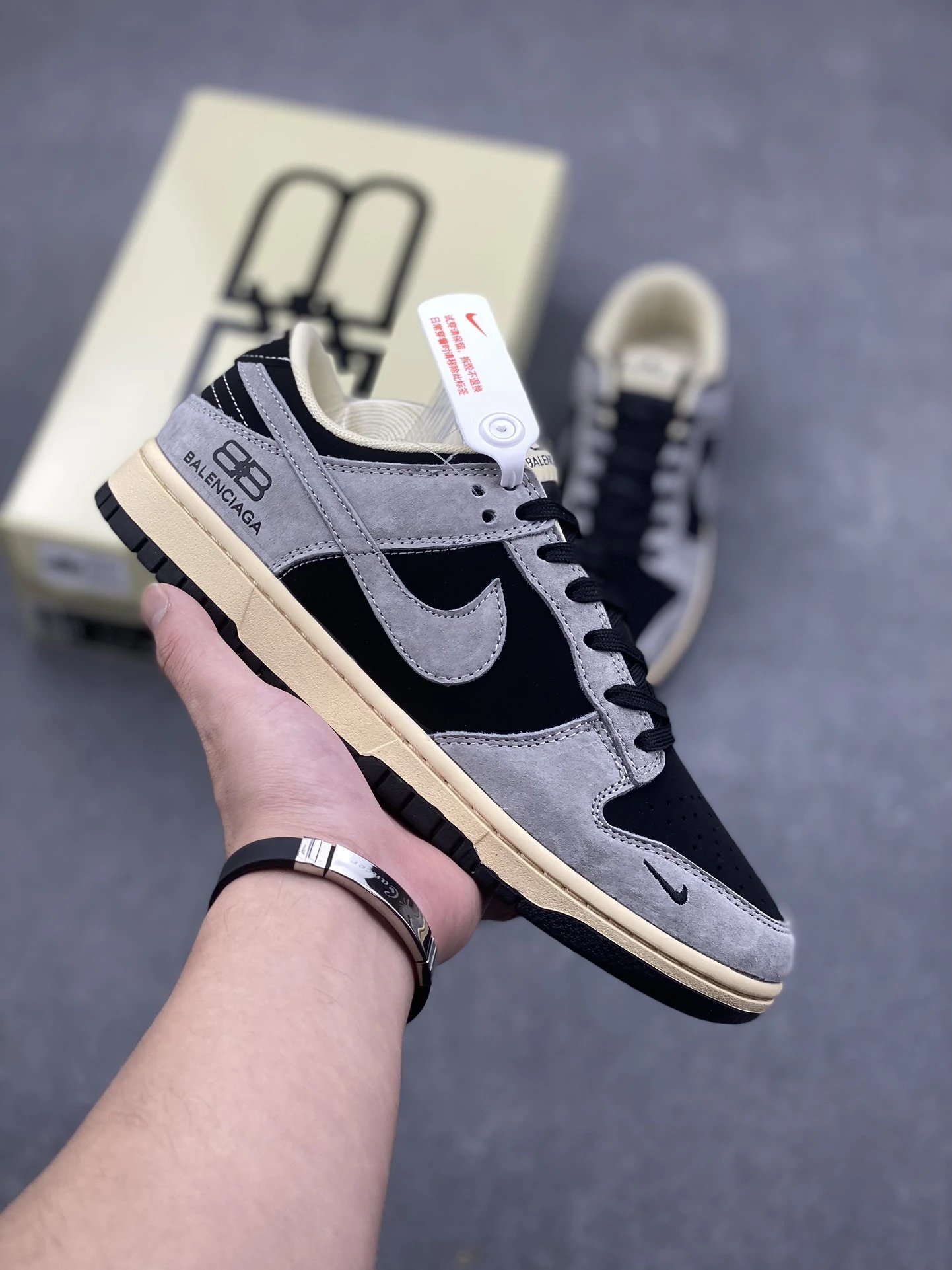 纯原Nk SB Dunk Low *BALENCIAGA 联名 高端定制 低帮休闲运动板鞋独家版型，柔软高端皮革鞋面，黑灰配色，冲击视觉的同时，带来舒适脚感体验 定制鞋盒 大厂纯原品质出货 超高清洁度