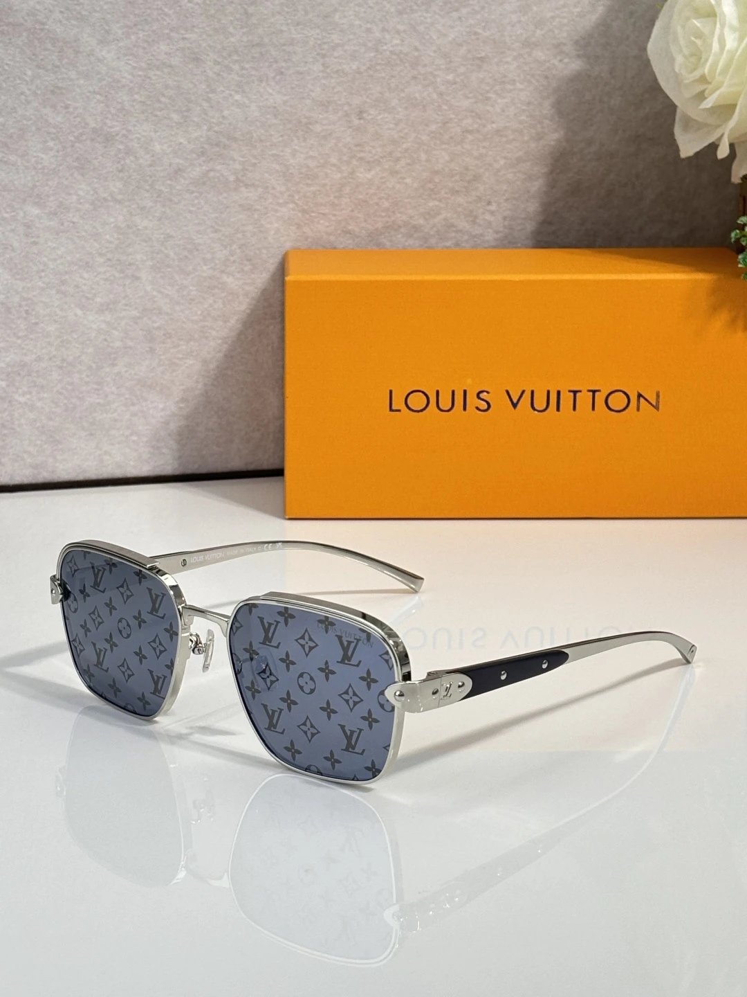 LOUIS VUITTO*