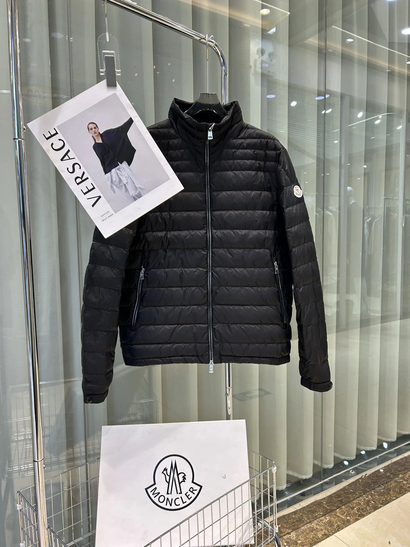 25Moncler盟可睐Arnique男士短款羽绒轻薄，Arnique短款羽绒轻盈保暖，采用longue saison面料制成