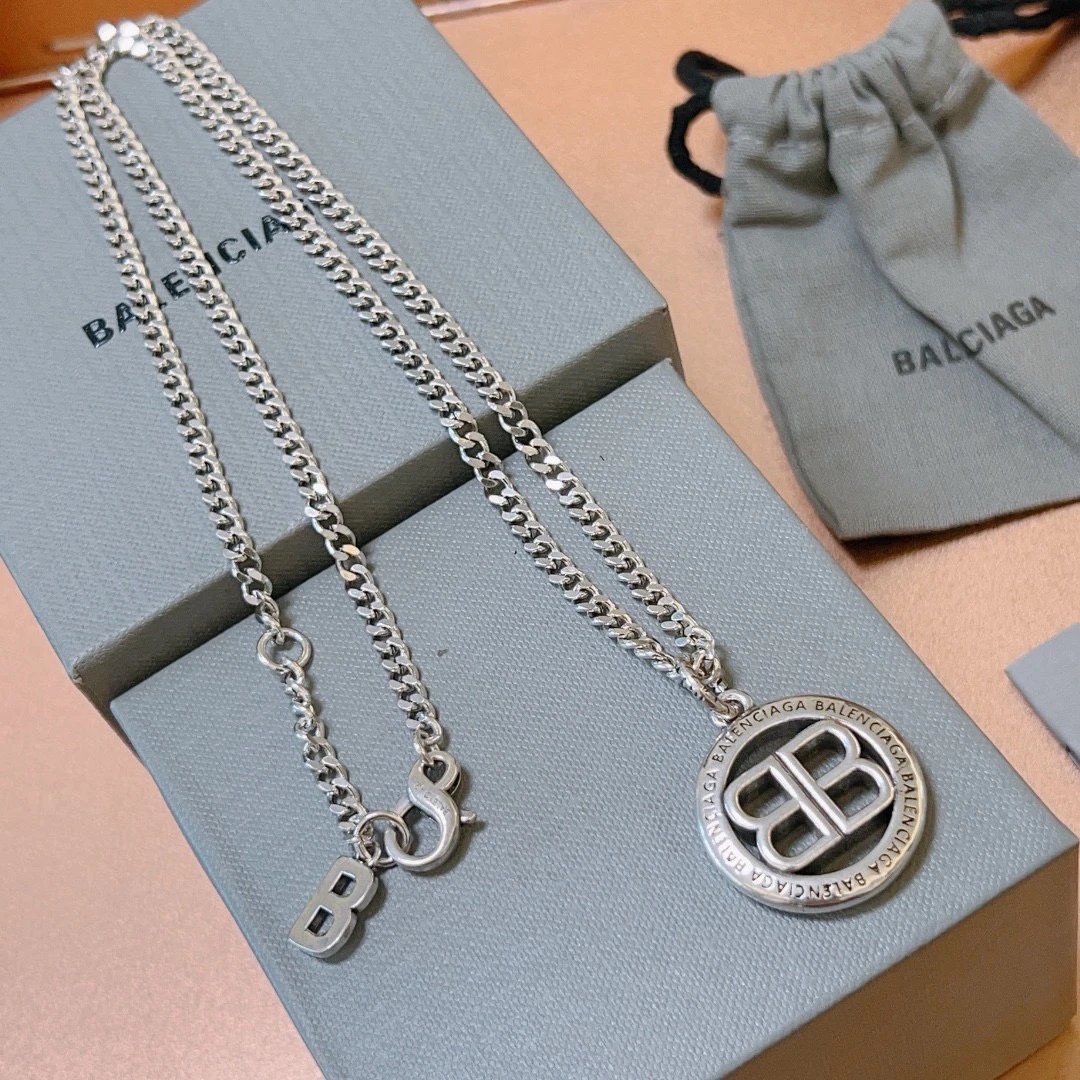我们出品 代购 批85 原单货新品 巴黎世家项链 Balenciaga 新款项链一致 细节做工精细 每个细节流程到位 设计工艺精细 火爆款出货 设计独特 复古风格 巴黎世家项链-1