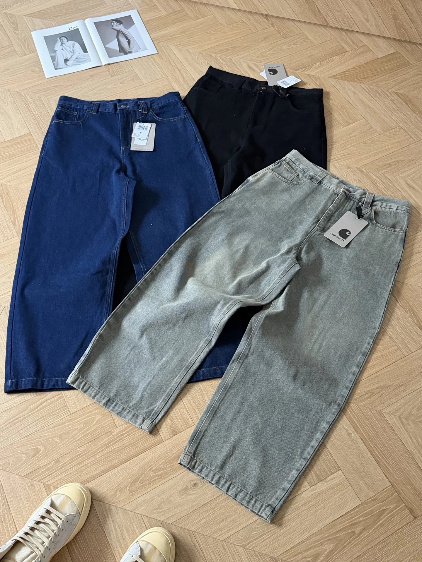 包邮 Carhartt WIP SS26 Brandon Pant 卡哈特 后袋徽标贴布 男女款宽松廓形牛仔裤. 颜色：浅蓝 深蓝 黑色 颜色属于依次为图3-图5. 材质：13.5oz重磅牛仔棉布.