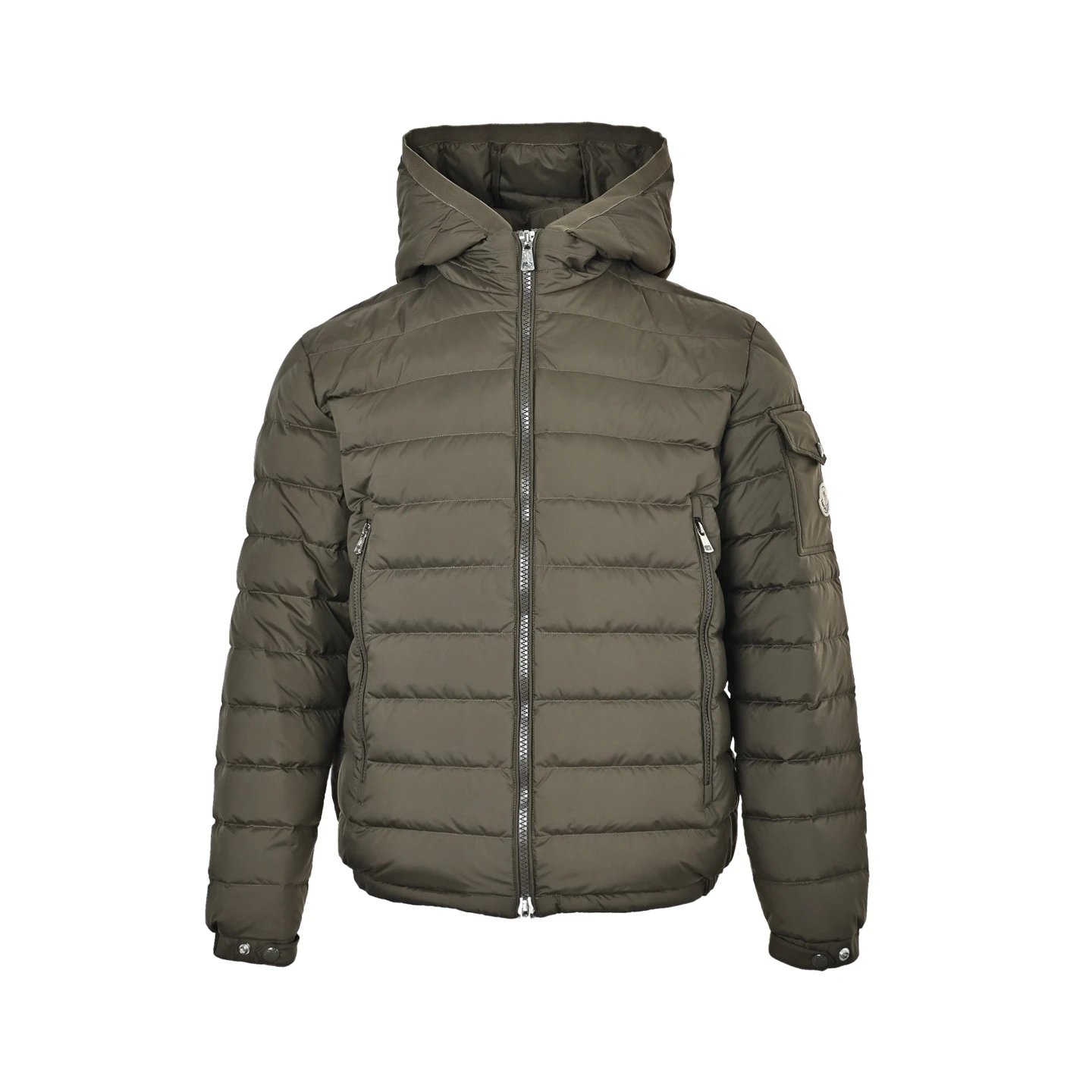 本地自取： Moncler/蒙口 帽子织带字母连帽羽绒服 Moncler这款轻薄帽字母羽绒服，浅灰色简约百搭，聚酯纤维+鸭绒填充，保暖又轻盈，秋冬穿超合适!宽松版型，男女都能驾驭，连帽设计防风实用，拉