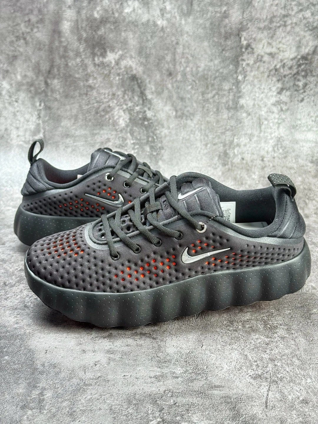 本地自取 Nike Mind 002 舒适耐穿 透气 训练鞋 透气孔洞品牌徽标拉环以及标志性的压力舱系统等元素 在侧身鞋舌后跟和外底等位置巧妙布局 不仅美化了鞋款造型更强化了其功能性