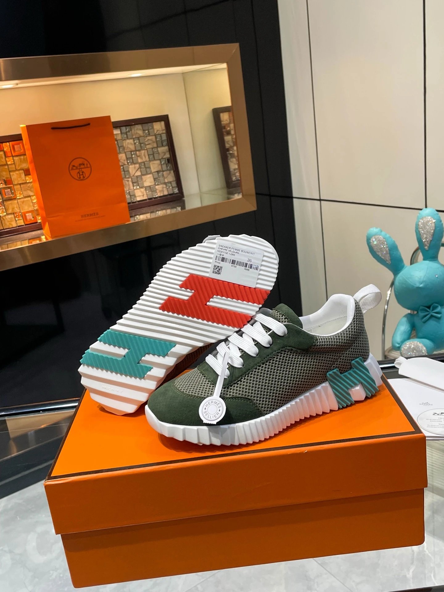 Hermes 顶级版本爱马仕H家经典 休闲运动鞋，最高版本，鞋底上饰以夸张“H”字母，斜体设计和鲜艳色彩展现活力，延续品牌设计灵感！ 非常漂亮的一款休闲鞋，大气而又不失可爱！经典的款型，独具魅力的增高
