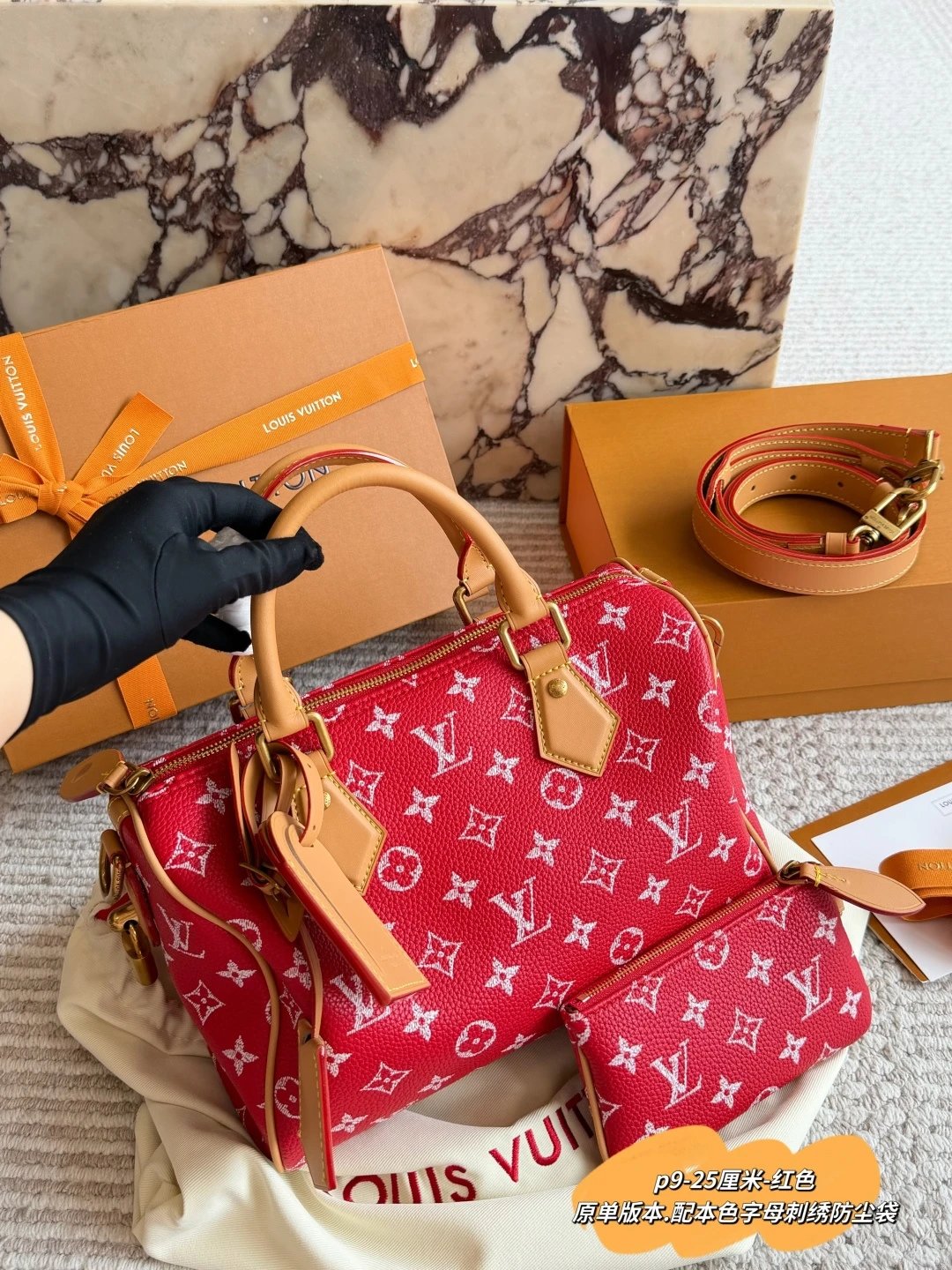 原单版 配本色字母刺绣防尘袋 lv Speedy 手袋是 L ouis Vuitton 与 Nigo 联名的 2025 秋冬限定款，经典 Monogram 老花帆布+樱花粉配色，搭配焦糖色皮革提手和链