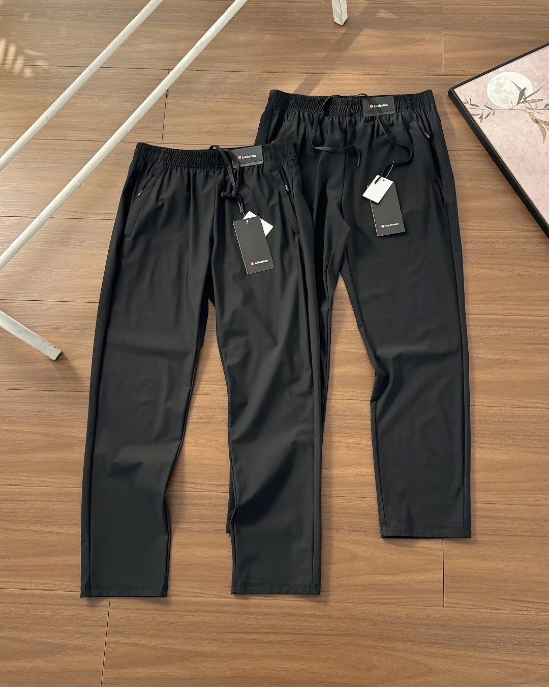 ，控140# Lululemon新款户外休闲速干运动长裤 梭织面料轻薄透气，像春日里的微风，自在地穿过衣物间的缝隙，带来清爽凉意细密的纺织工艺，让面料不仅触感柔