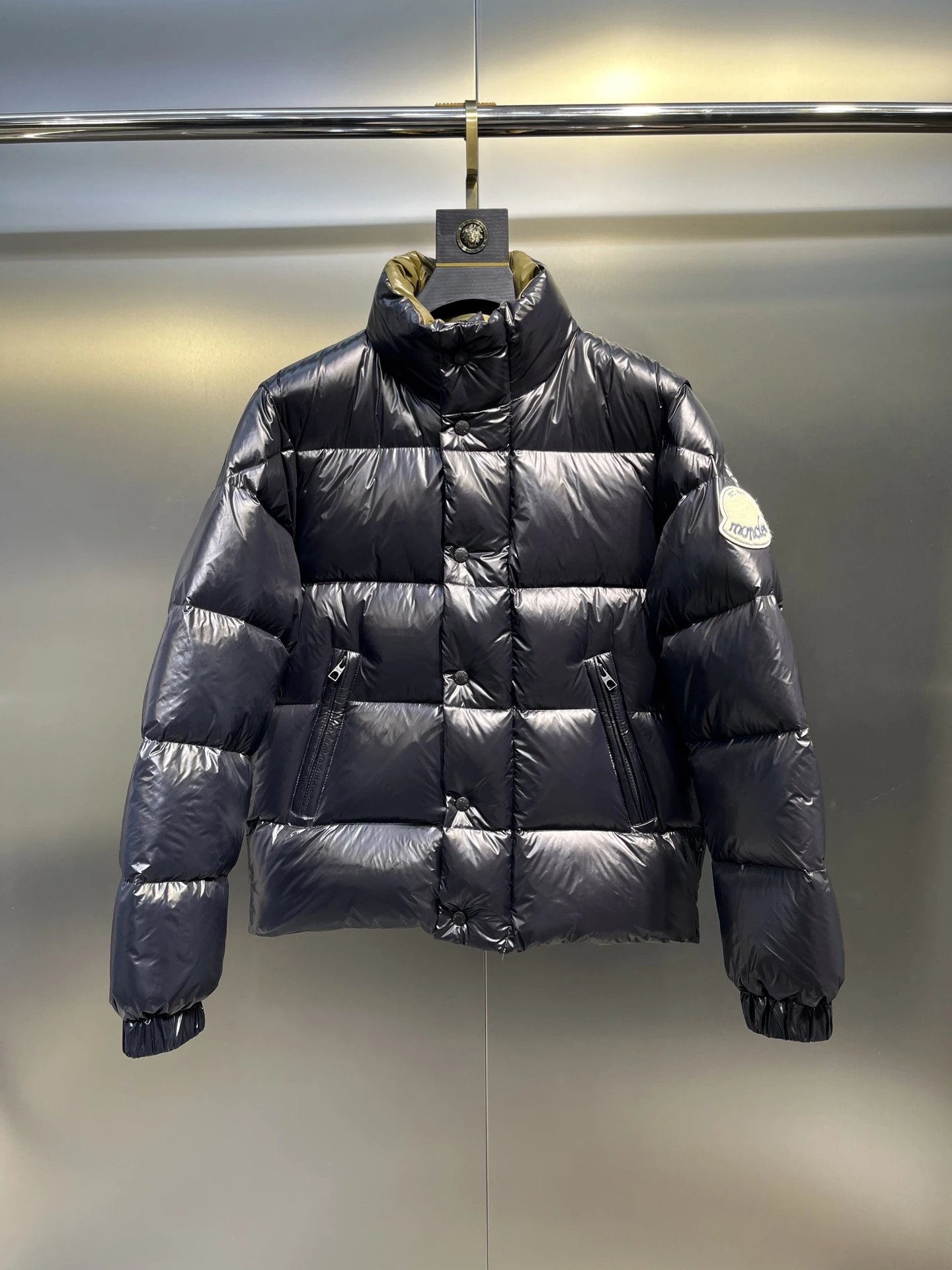 Moncler盟可睐 新品 Tripiti男士短款羽绒夹克外套，Tripiti羽绒夹克采用功能性亮面尼龙面料制成，舒适保暖而不显厚重