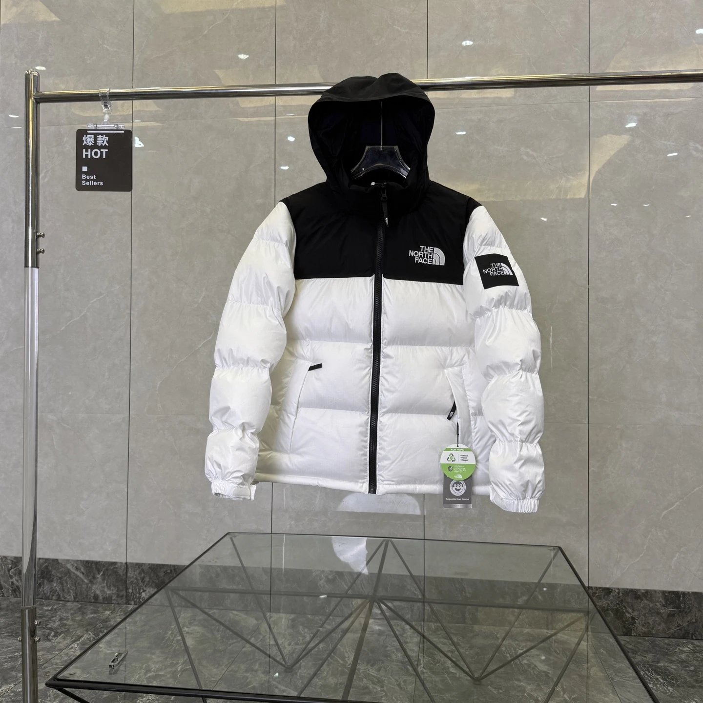 The North Face｜北面大格子系列 大格子羽绒服 今年爆款 刺绣采用进口田岛绣花 万针刺绣，采用进口7号针，日本女皇绣线，保证每字饱满工、立体感清晰