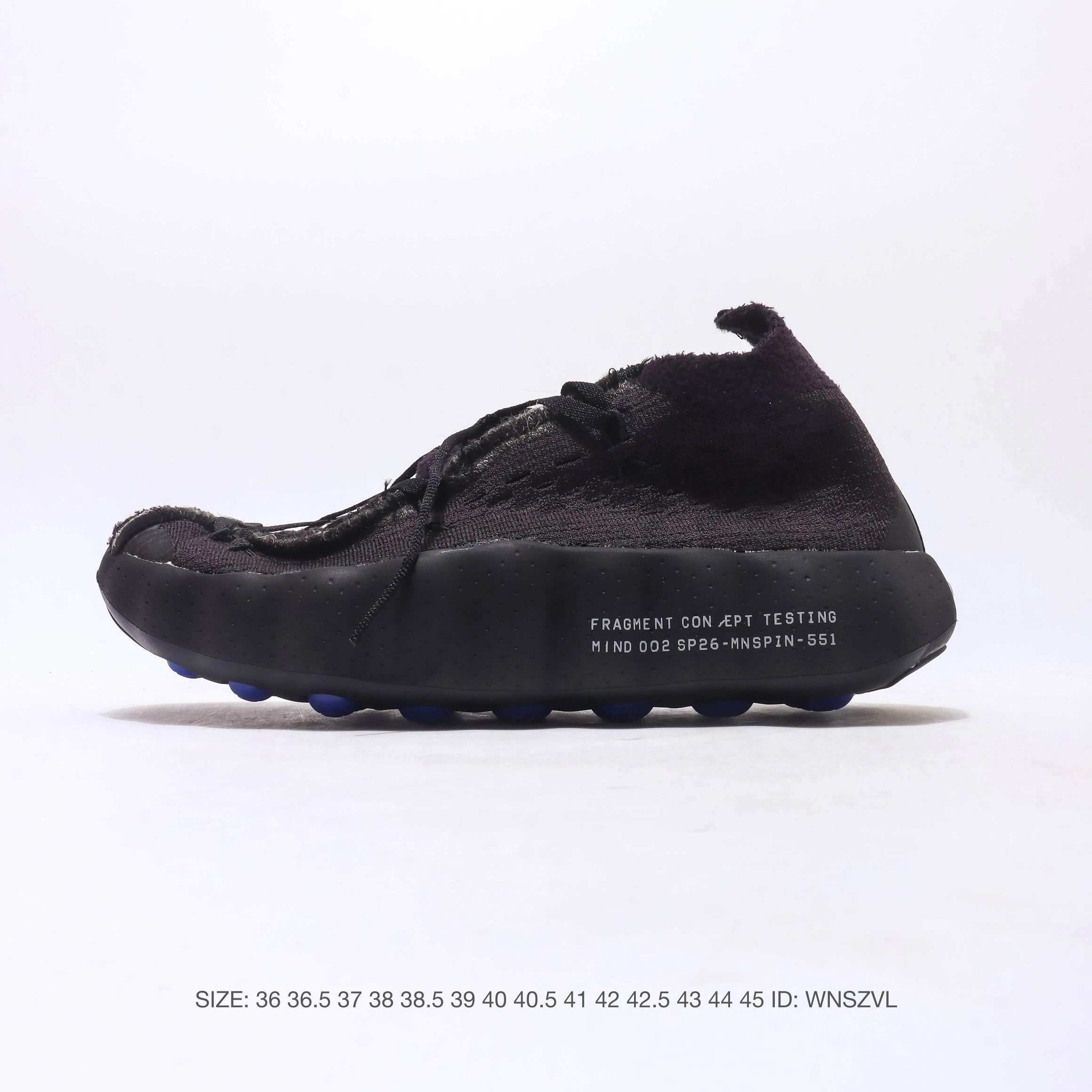 公司级Nike Mind 002 SP FK舒适耐穿 透气 训练鞋 透气孔洞、品牌徽标、拉环以及标志性的压力舱系统等元素，在侧身、鞋舌、后跟和外底等位置巧妙布局，不仅美化了鞋款造型，更强化了其功能性