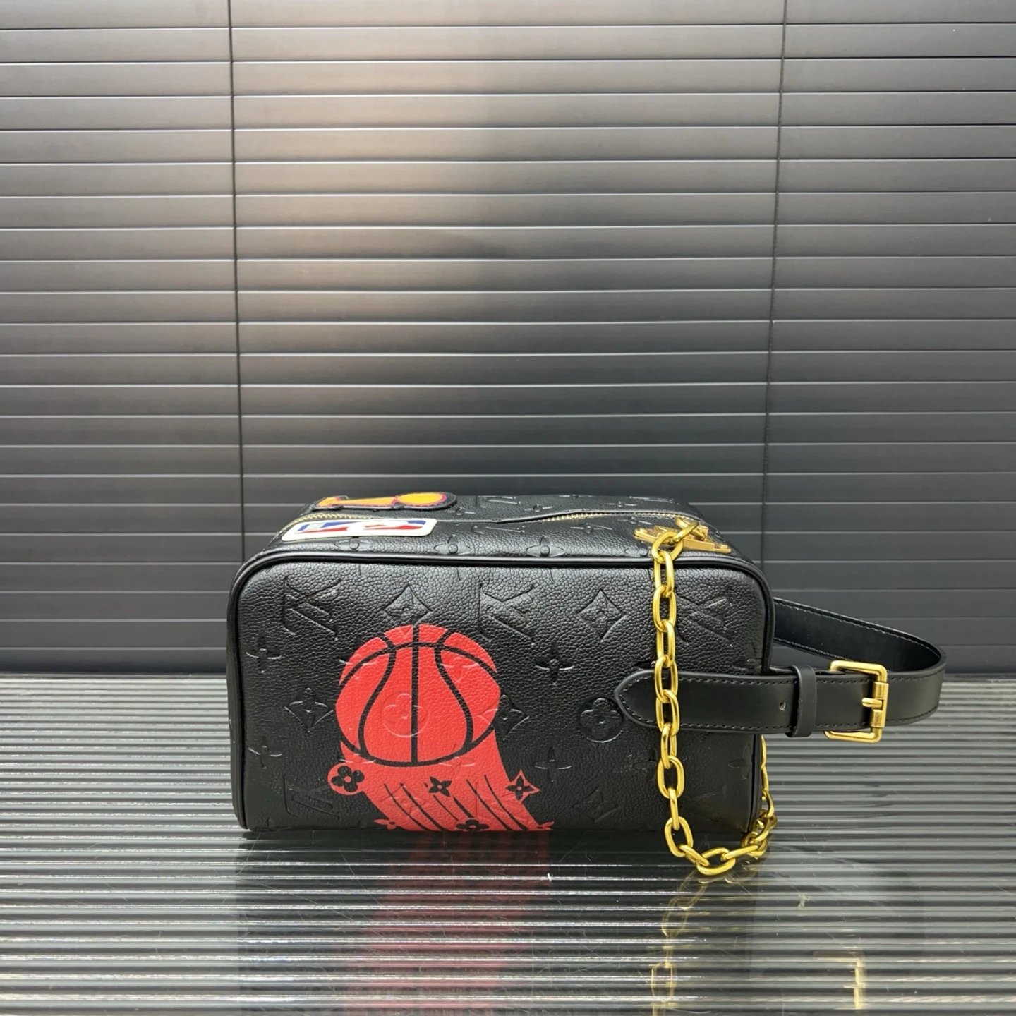Louisvuitton lv NBA 联名 Cloakroom Dopp Kit 手袋 手拿包 化妆包 洗漱包袋 经典百搭 实物拍摄 男女通用 配送防尘袋 礼盒 23 x 14 cm 