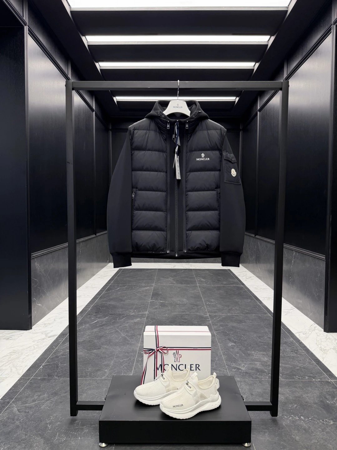 特级羽绒Moncler盟可睐 欧洲限定男士三合一短款连帽羽绒夹克外套.原版购入开发.鹅绒填充.原厂替换面料.非市场常规版本. 强烈推荐一件衣服三种穿搭.羽绒马甲/外套/拼接羽绒外套. 出厂标配全套柜台