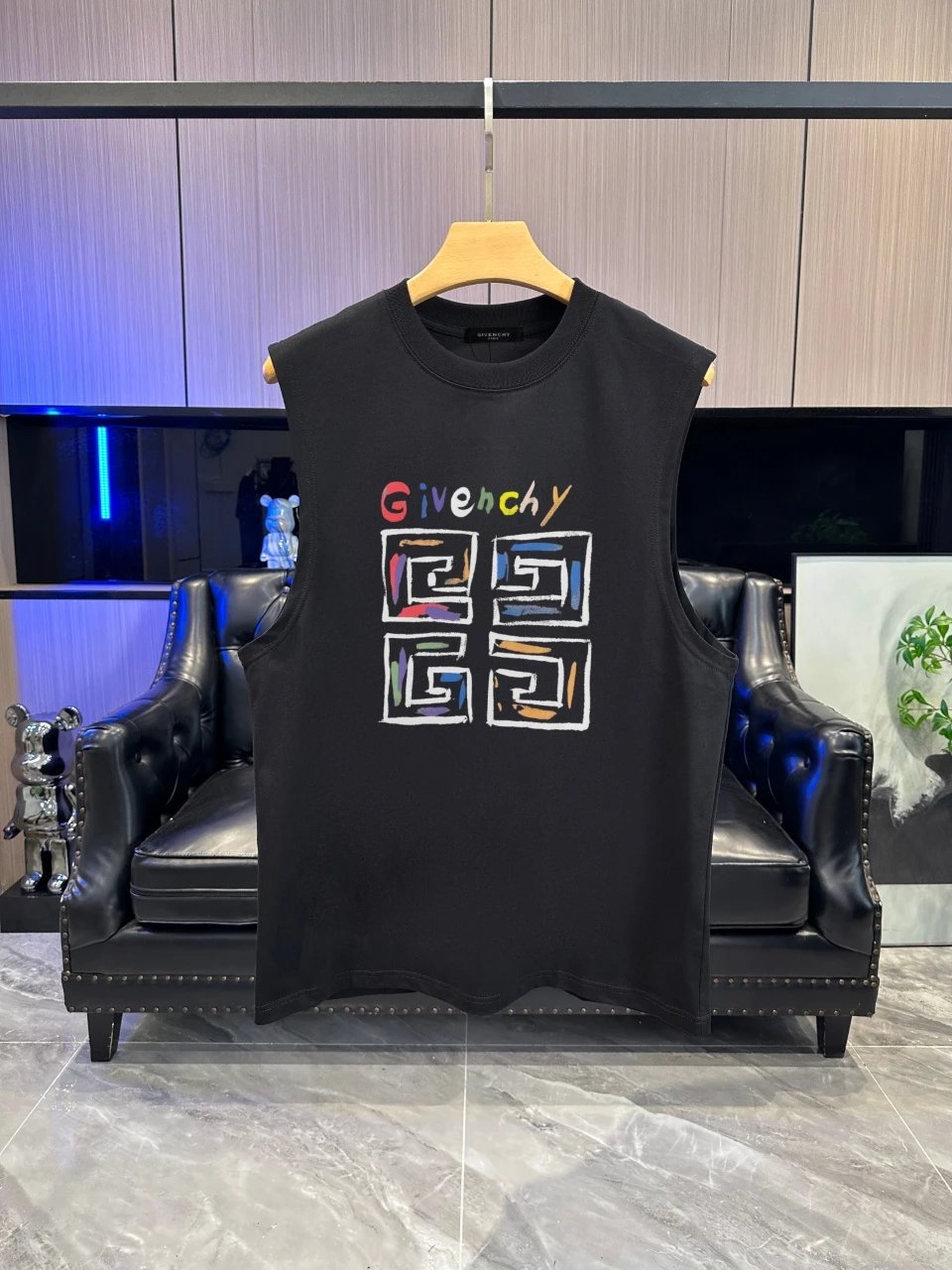 GIVENCHY纪梵希 26春夏经典圆领无袖背心采用280克双纱精棉，衣服偏厚使整体高透气和柔软性，高版本，三标齐全！男女同款 颜色：白色 黑色