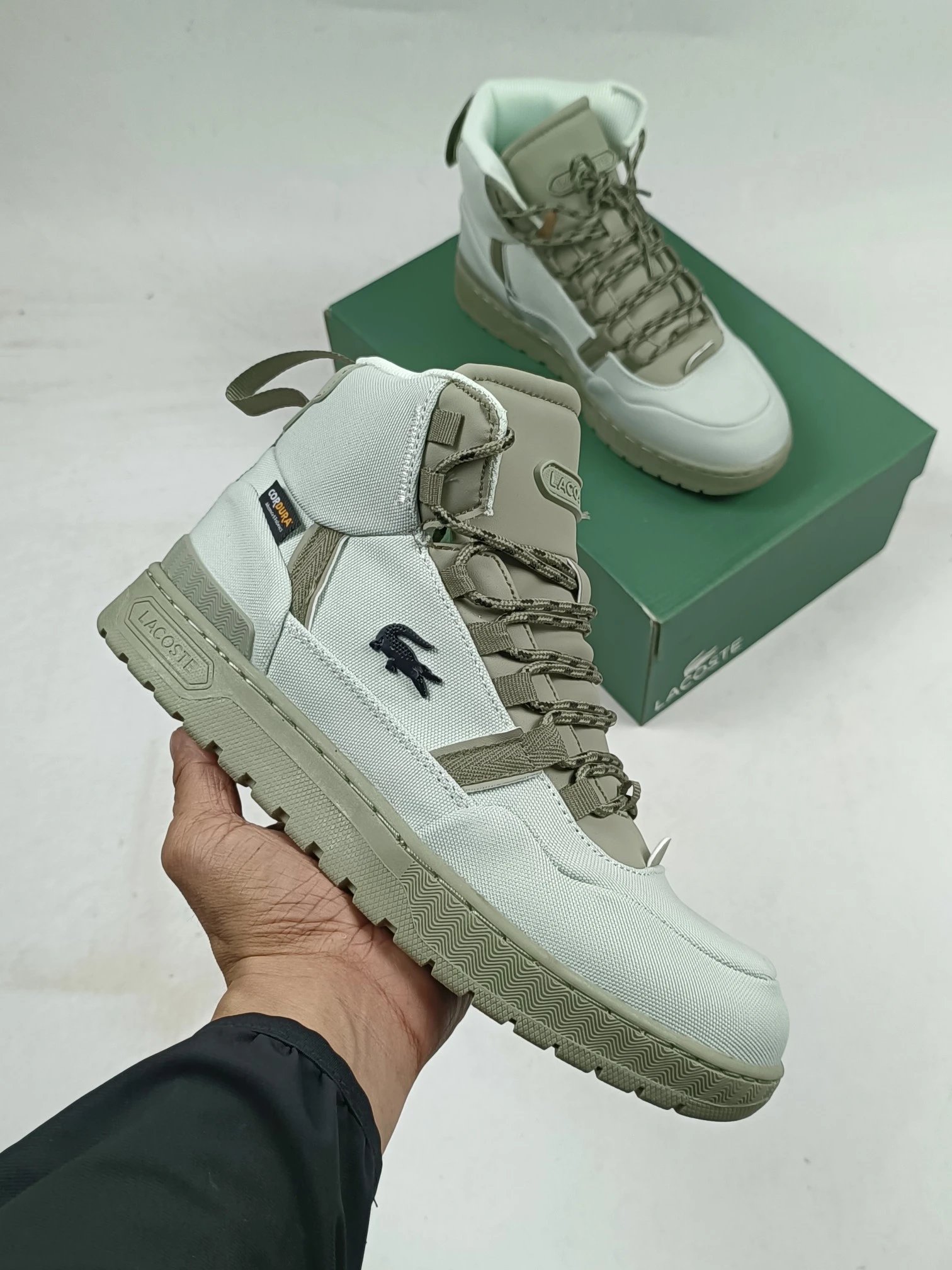 新款首发 Lacoste T-Clip Winter Mid，- 面料：Cordura防撕裂尼龙织物+合成皮革拼接，侧边有Cordura标识，耐磨抗造，撞色设计，户外机能感，加厚锯齿橡胶外底，防滑，中