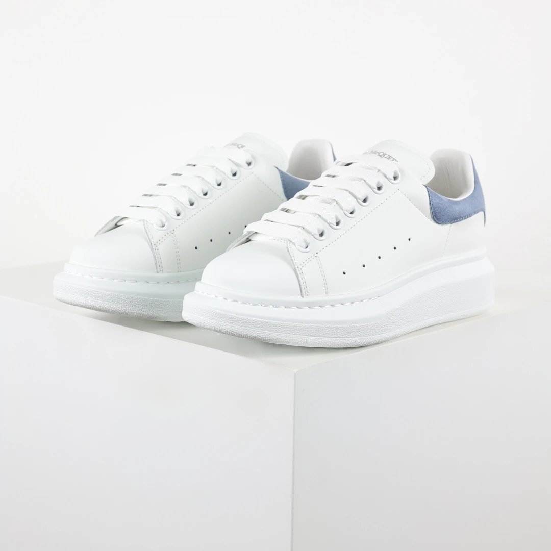 本地自取 核心主推好价 亚历山大 Alexander McQueen 麦昆小白鞋 亚历山大 Alexander McQueen 麦昆小白鞋 雾霾蓝绒尾 全套专柜包装物及配件，采用丝绸硬质头层小牛皮鞋面