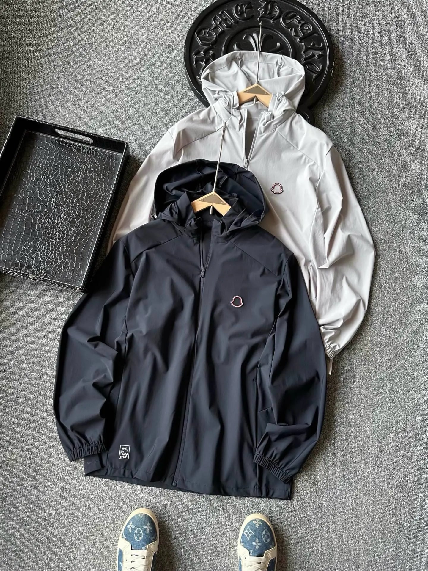 顶级防晒外套！ 人气爆款！Moncler/蒙口专柜新品薄款可拆卸连帽款防晒衣外套！恒隆在售万元级， 蒙口家今年采用Toray定制梭织面料！超薄透气的质感，摸起来特别细腻，陶瓷粒子共混和特殊截面技术，自